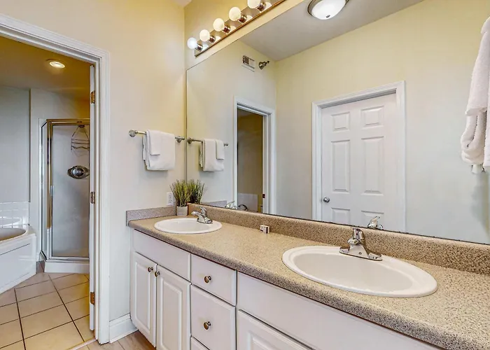 Cozy Gulf Front W Private Balcony Shared Pool Hot Tub & Access Holiday home *