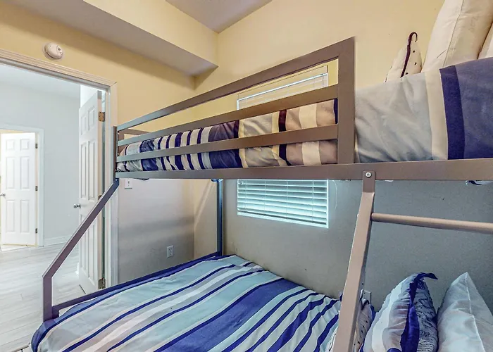 Cozy Gulf Front W Private Balcony Shared Pool Hot Tub & Access Holiday home *