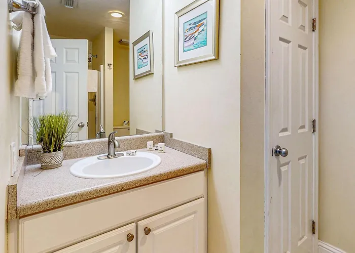 Cozy Gulf Front W Private Balcony Shared Pool Hot Tub & Access Holiday home *